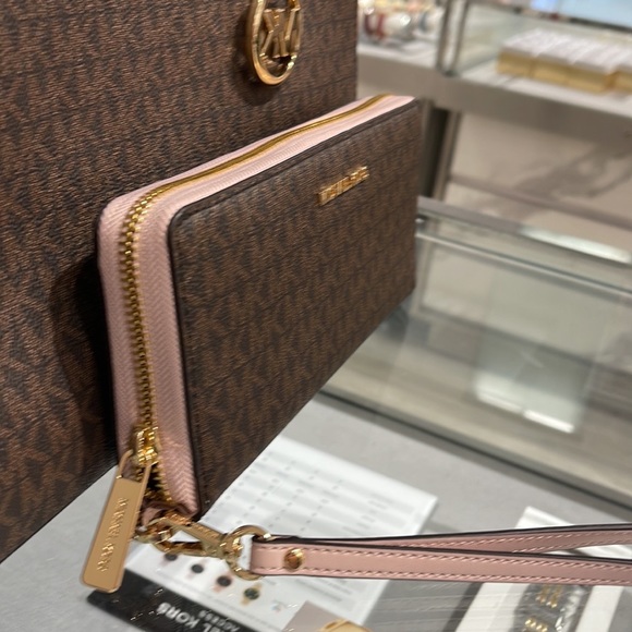 Michael Kors Jet Set Travel Large Travel CONTINENTAL wallet-wristlet-phoneholder - Picture 3 of 16